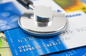 דירוג אשראי אישי, בתמונה ניתן לראות סטטוסקופ על כרטיס אשראי.